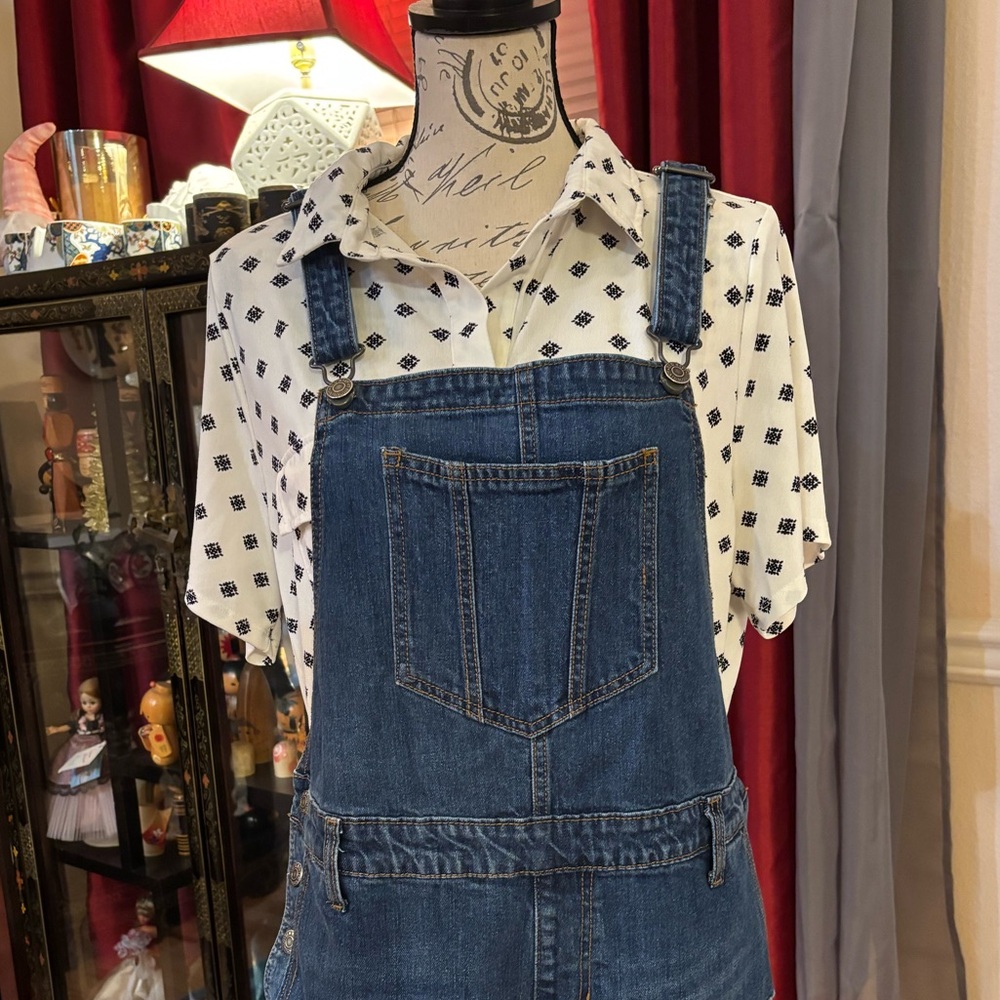 Old Navy Distressed Overall Shorts - Picture 4 of 6